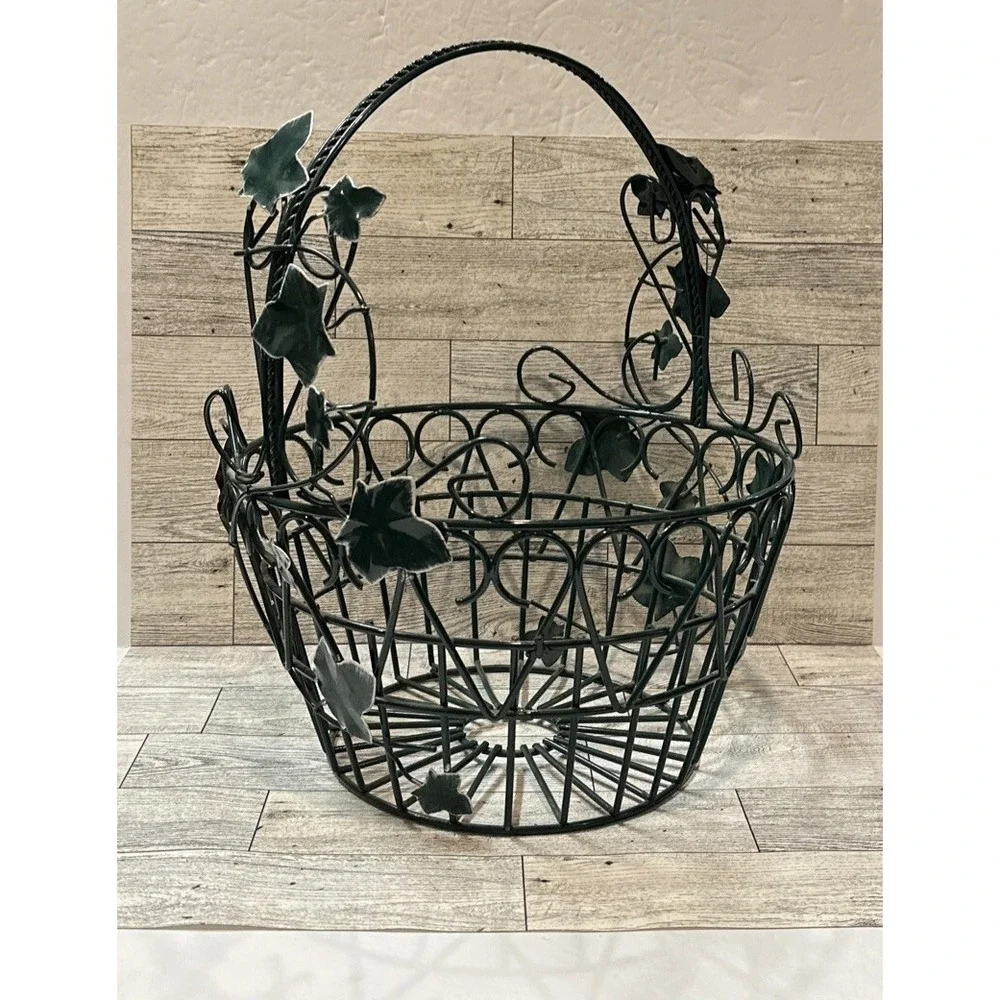 Green Wire Basket w/‎ Leaves 12.5x10